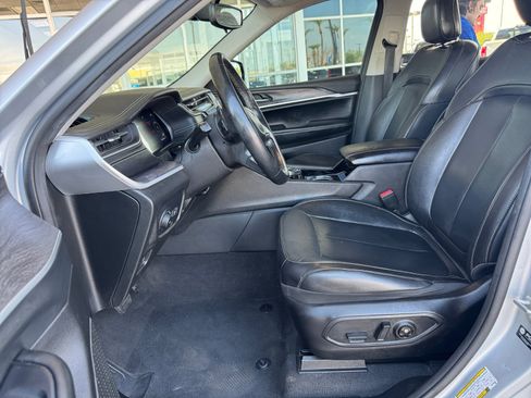 Used 2022 Jeep Grand Cherokee L Limited AWD/4WD image 9