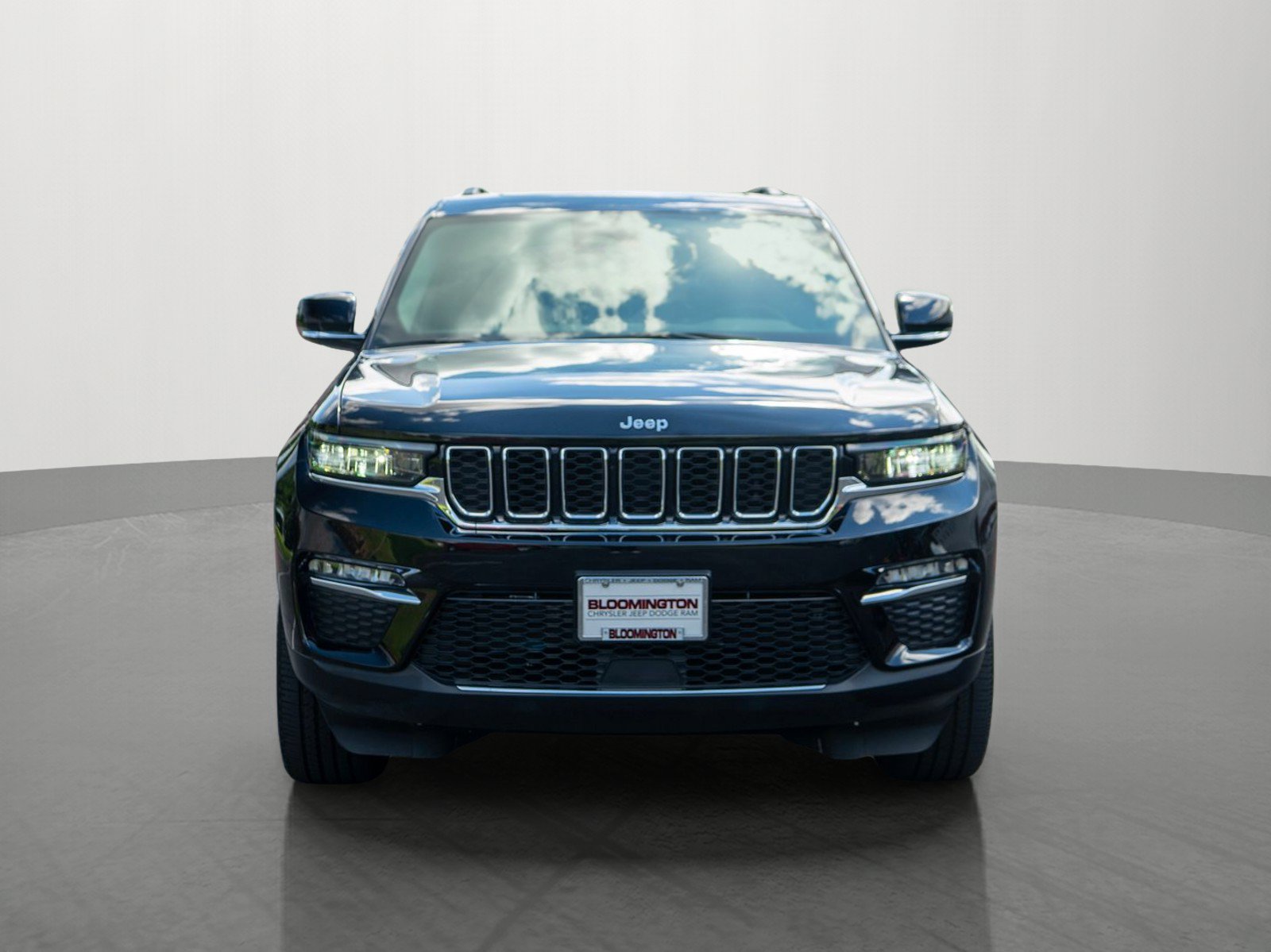 Used 2023 Jeep Grand Cherokee Limited AWD/4WD image 2