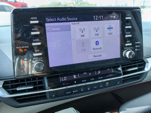 Used 2022 Toyota Sienna XLE image 3