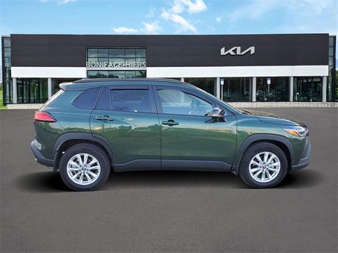 Used 2025 Toyota Corolla Cross LE image 4