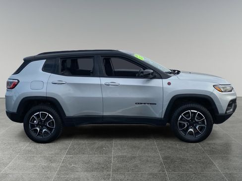 Used 2024 Jeep Compass Trailhawk image 6