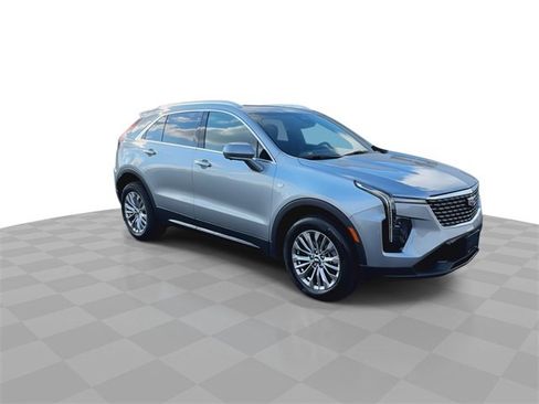 Used 2025 Cadillac XT4 Premium Luxury image 2
