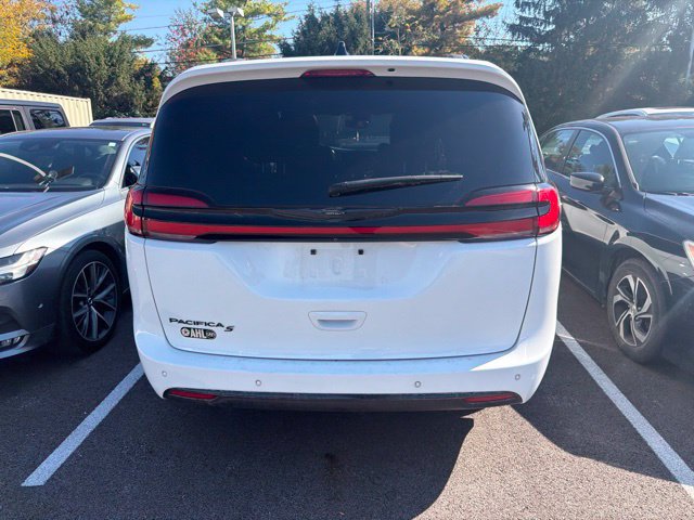 Used 2023 Chrysler Pacifica Touring-L w/ Uconnect Theater Family Group FWD image 3