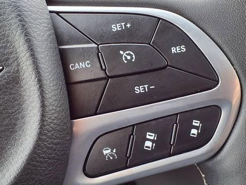 Used 2024 Chrysler Pacifica Select image 24