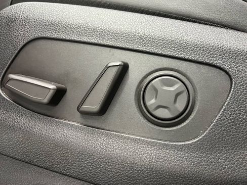 Used 2025 Kia Carnival image 24