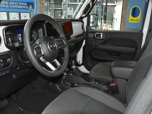 Used 2025 Jeep Wrangler Unlimited Sahara w/ Safety Group AWD/4WD image 38