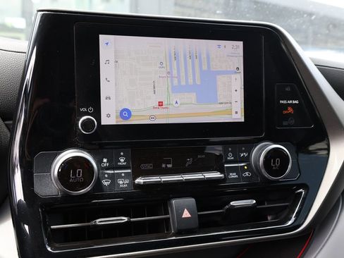 Used 2023 Toyota Highlander LE FWD image 27