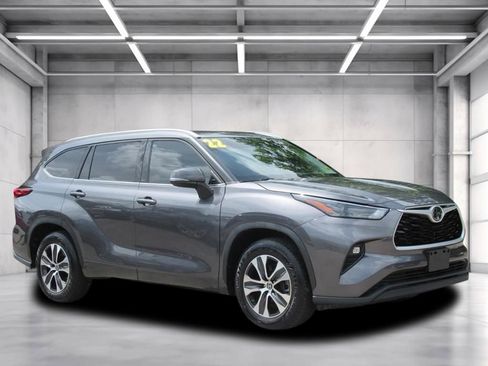 Used 2022 Toyota Highlander XLE FWD image 1