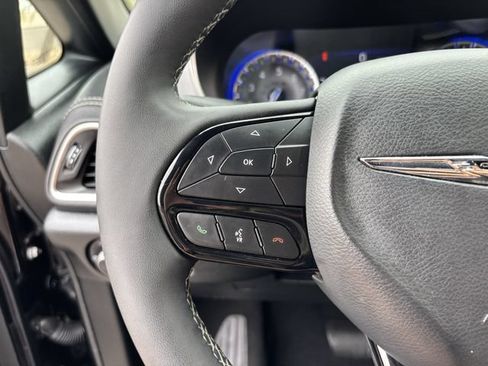 Used 2025 Chrysler Pacifica Limited FWD image 30