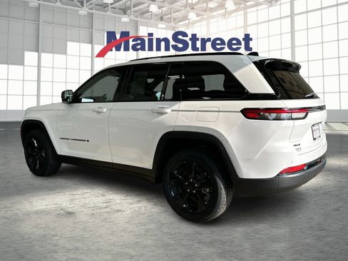 Used 2023 Jeep Grand Cherokee Limited w/ Luxury Tech Group II AWD/4WD image 3