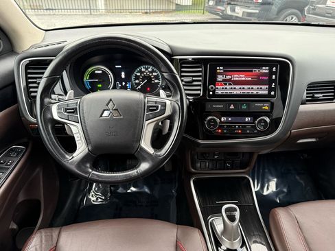 Used 2018 Mitsubishi Outlander SEL image 2