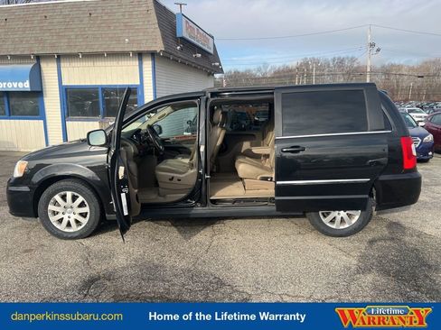 Used 2016 Chrysler Town & Country Touring image 27