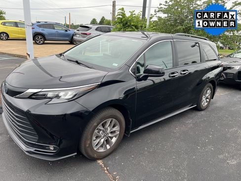 Used 2025 Toyota Sienna XLE FWD image 2