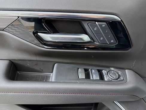 Used 2025 Chevrolet Suburban RST w/ RST Capability Package image 18