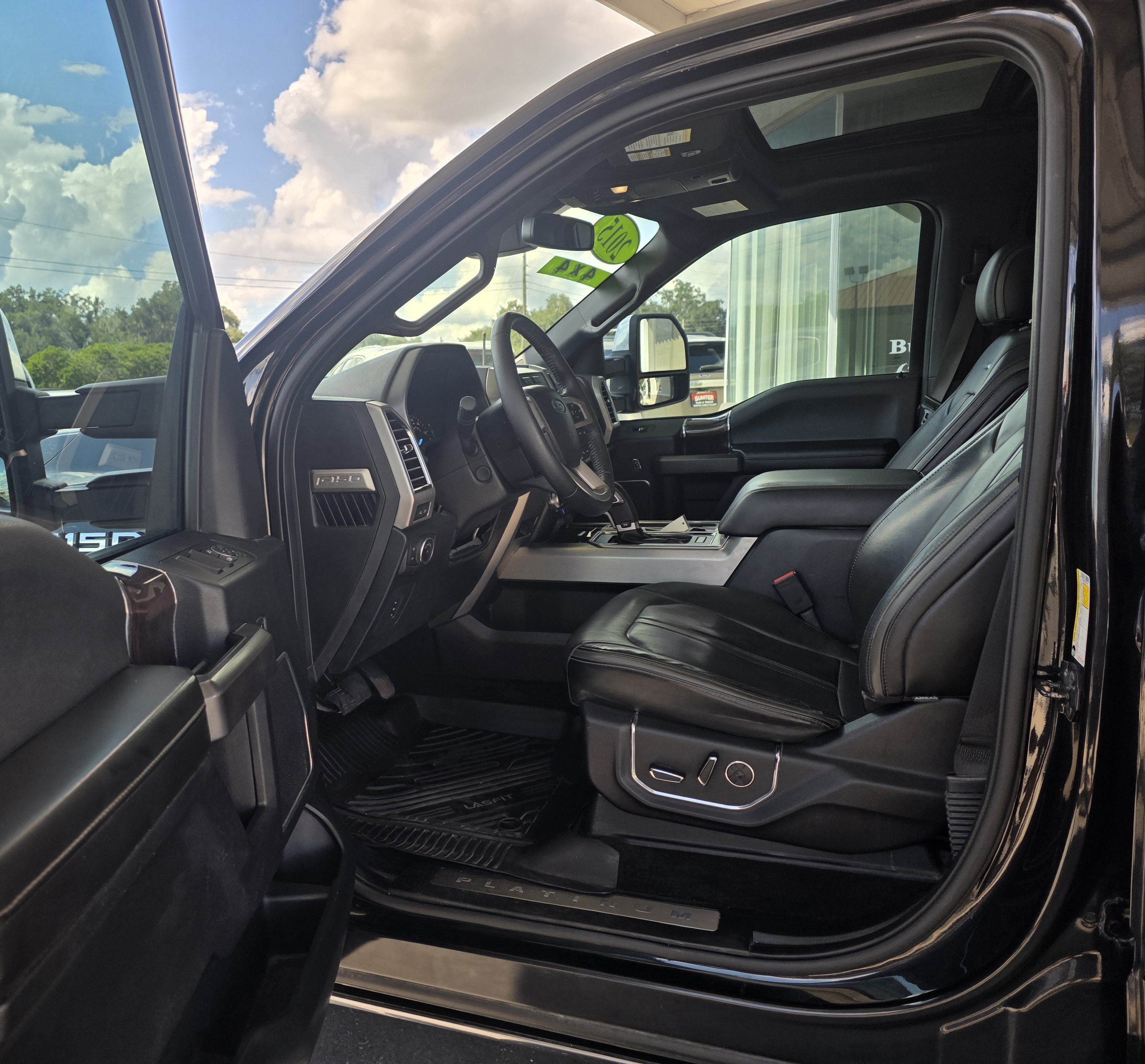 Used 2015 Ford F150 Platinum w/ Equipment Group 701A Luxury AWD/4WD image 12