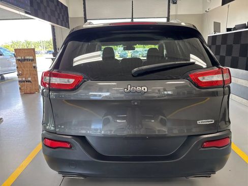 Used 2017 Jeep Cherokee Latitude w/ Comfort & Sound Group FWD image 4