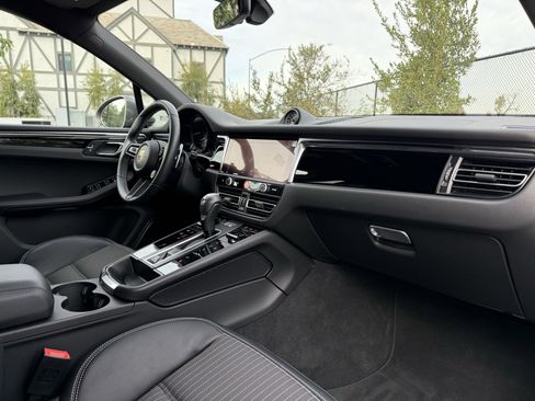 Used 2025 Porsche Macan image 25