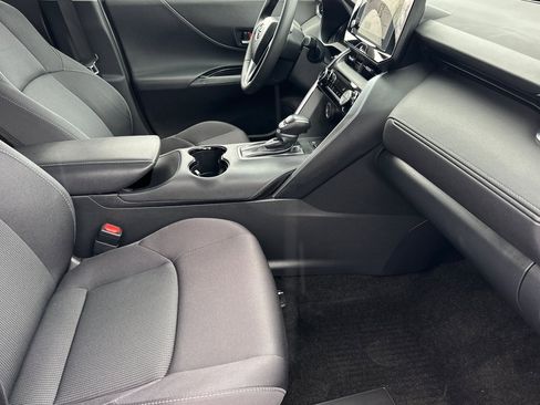 Used 2024 Toyota Venza LE image 16
