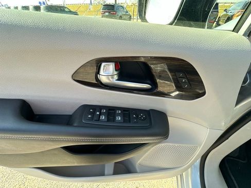 Used 2024 Chrysler Pacifica Limited FWD image 12