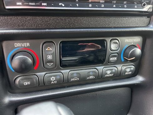 Used 2004 Chevrolet Corvette Coupe w/ Roof Package image 29