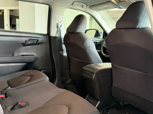 Used 2020 Toyota Highlander LE image 24