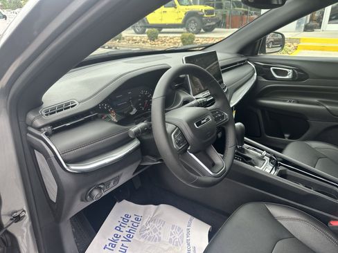Used 2023 Jeep Compass Limited image 14