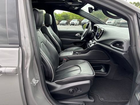 Used 2025 Chrysler Pacifica Limited FWD image 28