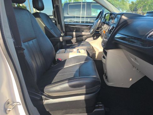 Used 2013 Chrysler Town & Country Touring FWD image 11