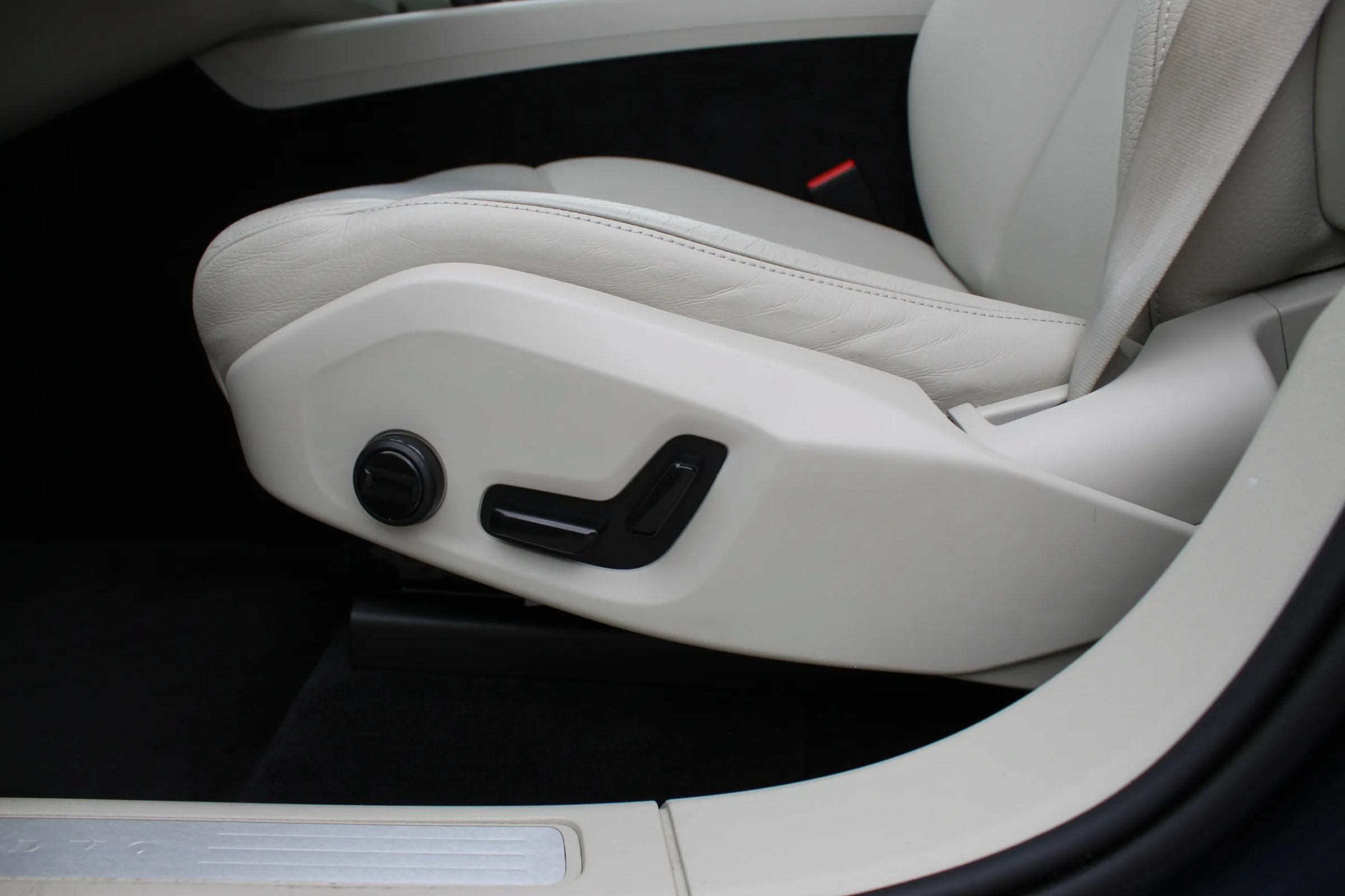 Used 2021 Volvo XC60 T5 Momentum w/ Premium Package FWD image 12