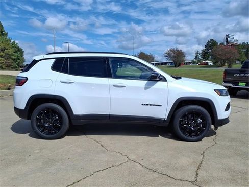 New 2026 Jeep Compass Latitude image 2