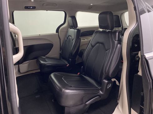 Used 2024 Chrysler Pacifica Touring-L image 17