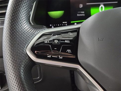 Used 2023 Volkswagen Tiguan SE R-Line image 31