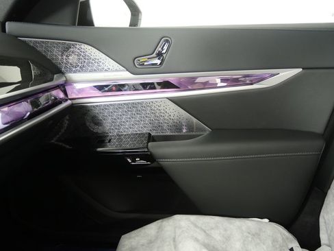 Used 2026 BMW 750e xDrive w/ Executive Package image 24