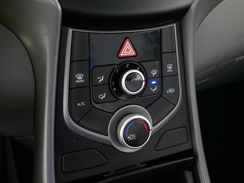 Used 2015 Hyundai Elantra SE image 23