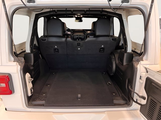 Used 2021 Jeep Wrangler Unlimited Sahara AWD/4WD image 6