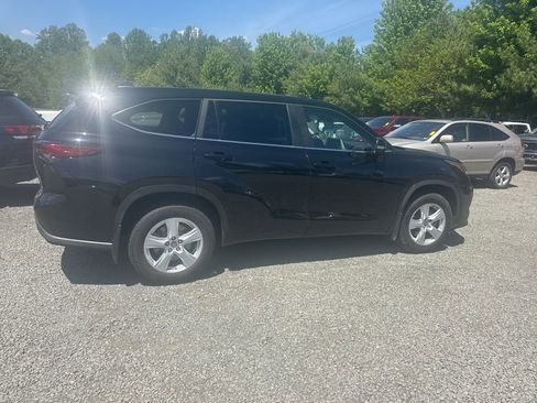 Used 2023 Toyota Highlander LE AWD/4WD image 8