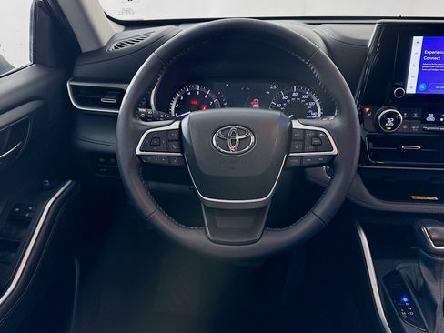 Used 2023 Toyota Highlander XLE image 17