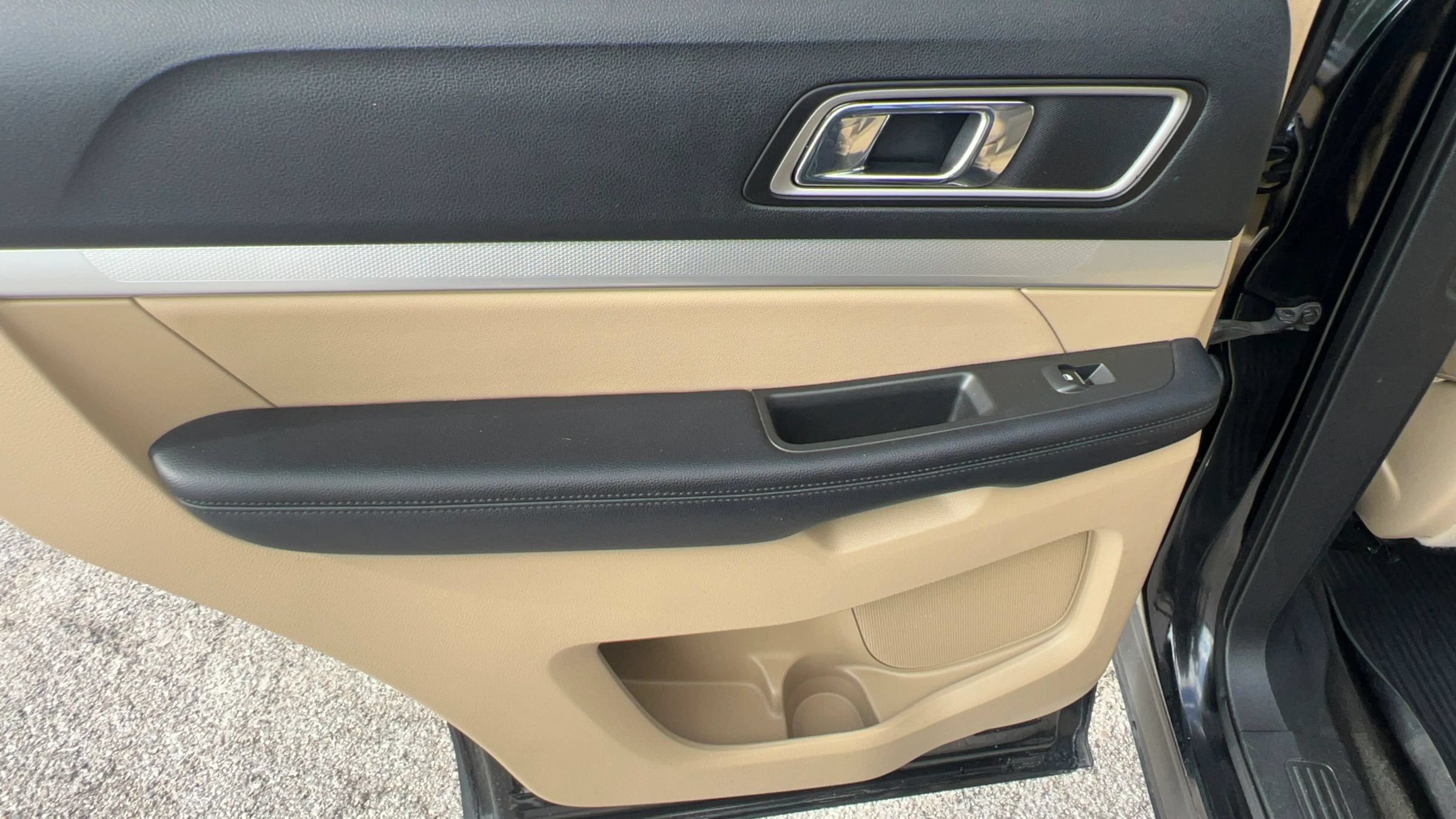 Used 2017 Ford Explorer XLT FWD image 24