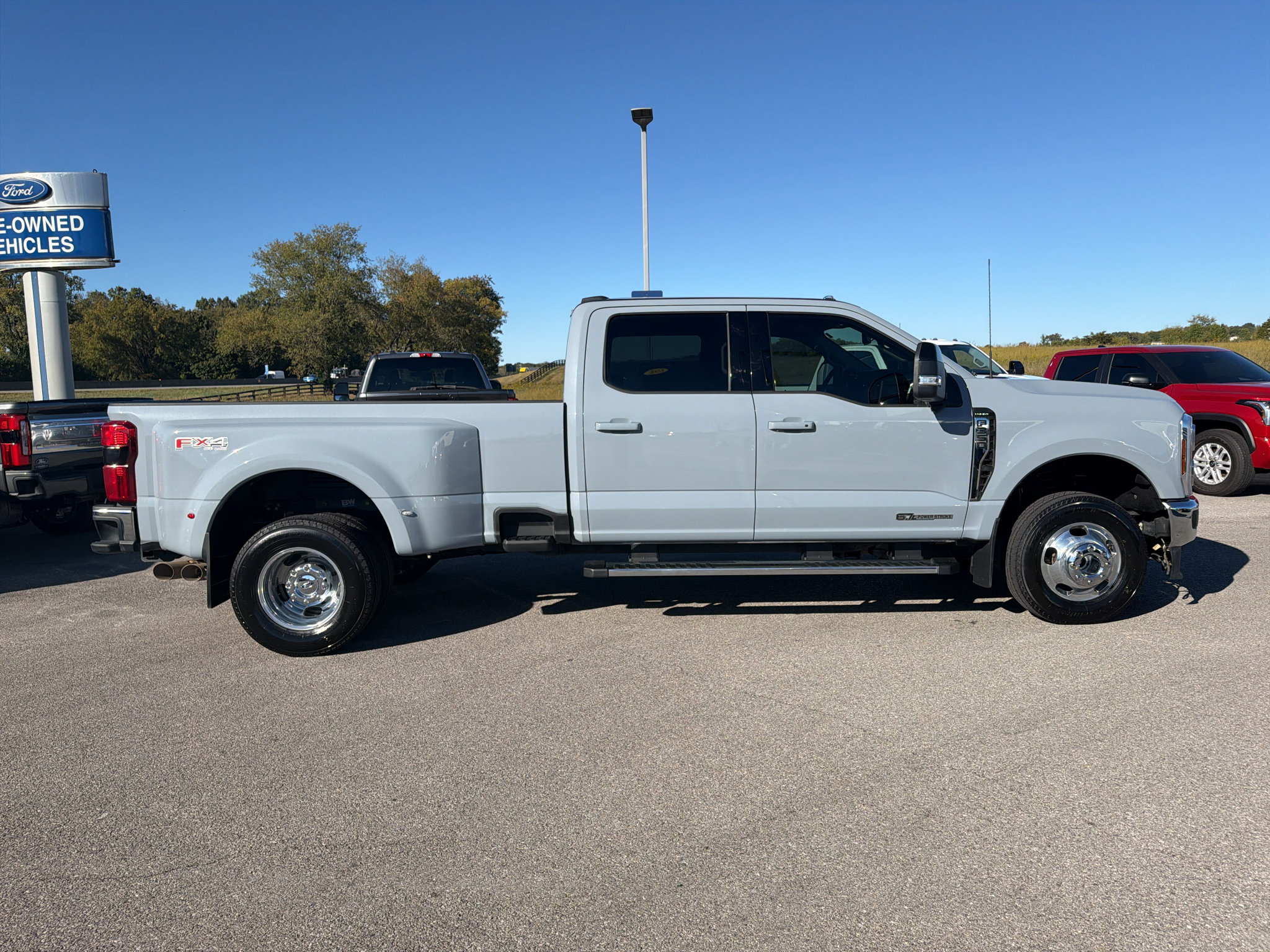 Used 2025 Ford F350 Lariat w/ FX4 Off-Road Package AWD/4WD image 4