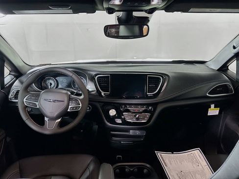New 2026 Chrysler Pacifica Select image 12
