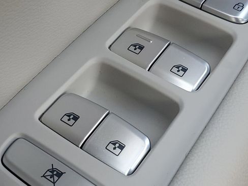 Used 2023 Genesis G70 2.0T image 34