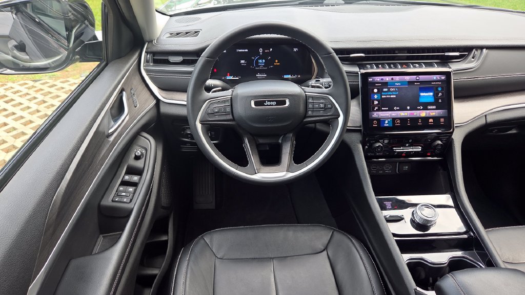 Used 2023 Jeep Grand Cherokee L Limited w/ Black Appearance Package AWD/4WD image 18