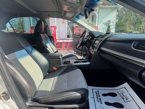 Used 2014 Toyota Camry SE w/ Moonroof Package image 26