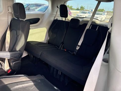 Used 2023 Chrysler Voyager LX image 3