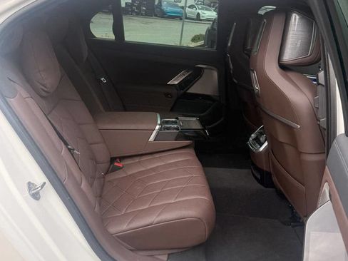 Used 2024 BMW i7 M70 w/ Premium Package AWD/4WD image 2