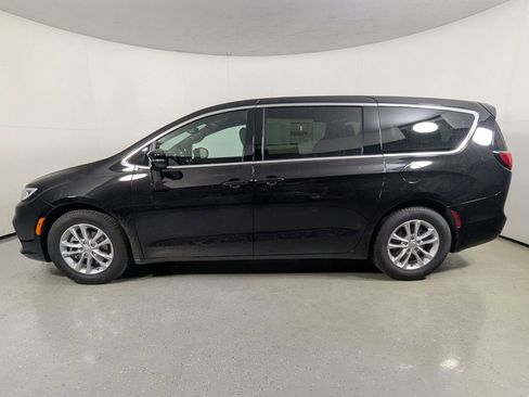 New 2026 Chrysler Pacifica Select image 4