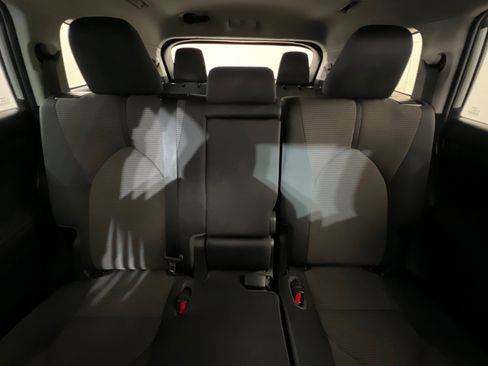 Used 2022 Toyota Highlander LE image 28