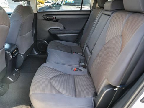 Used 2023 Toyota Highlander LE FWD image 8