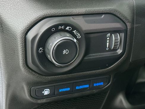 Used 2023 Jeep Wrangler Unlimited Sahara AWD/4WD image 16