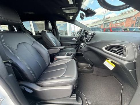 New 2026 Chrysler Pacifica Select image 41